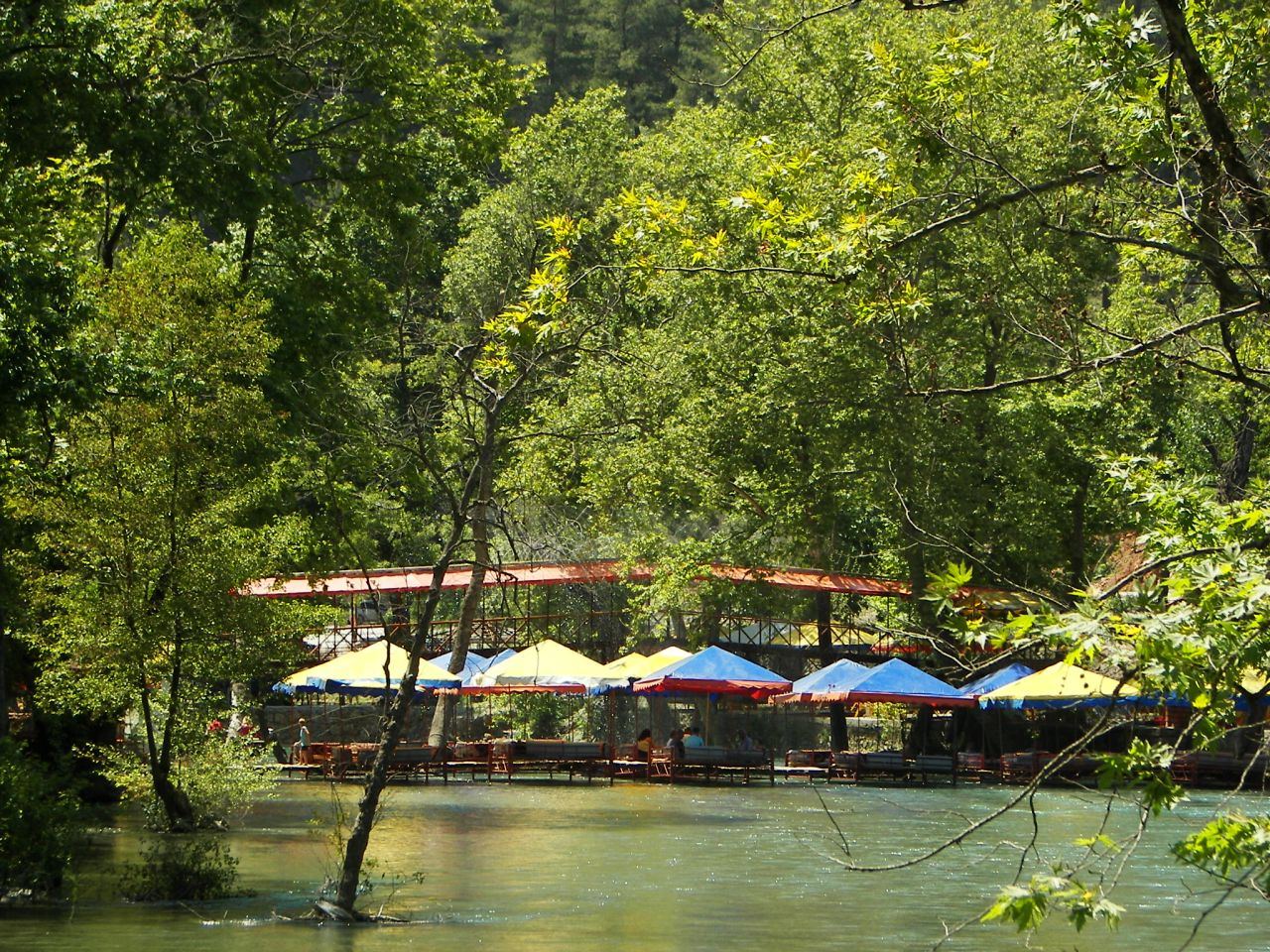 Dim canyon, restaurant